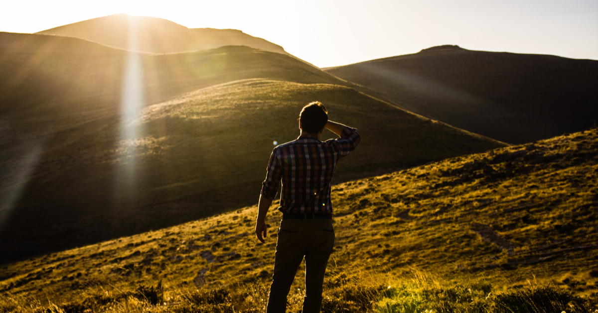 homme devant un champ